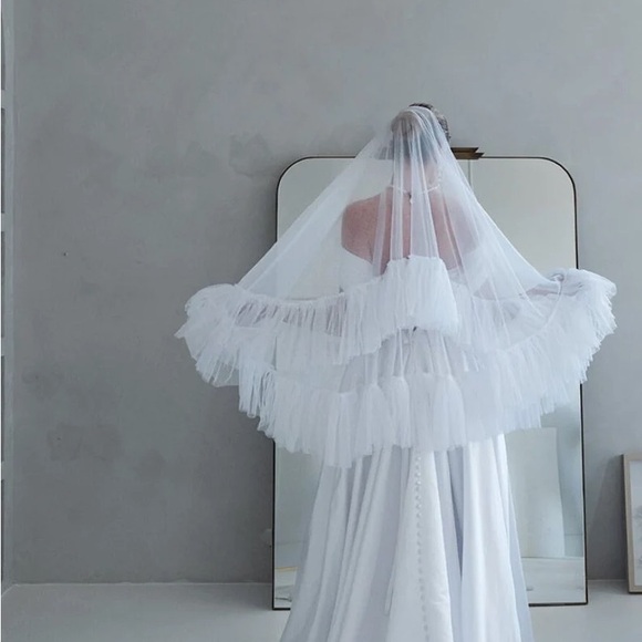 Ruffle Fingertip Ivory Tulle Veil - Picture 3 of 5